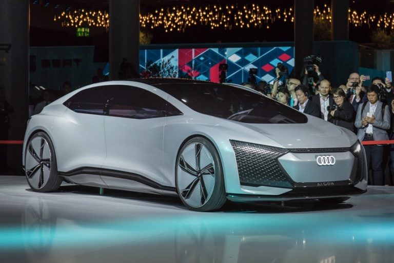 Audi створили електромобіль без керма, педалей та фар