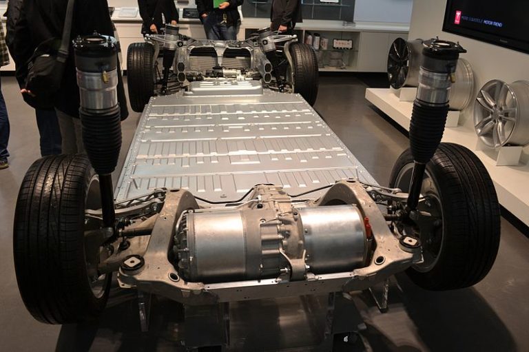 Батареї електромобілів Tesla втрачають 10% ємності після 320 000 км пробігу