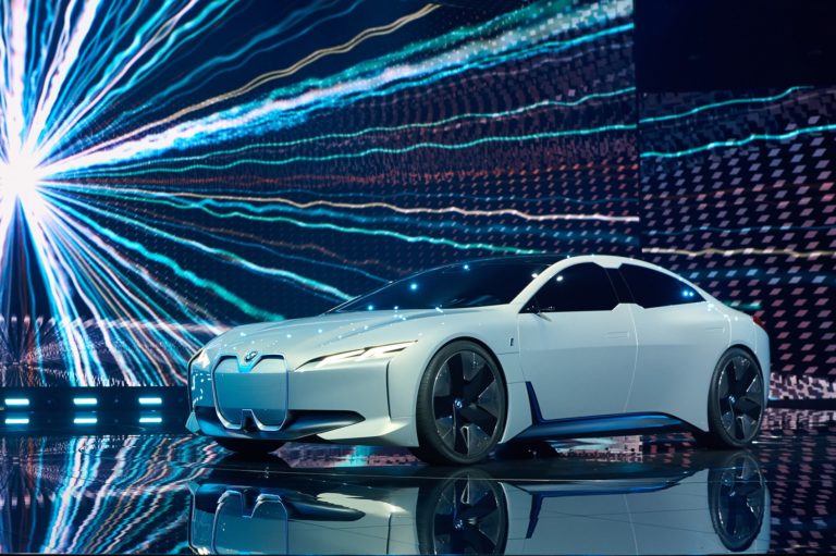 BMW Vision Dynamics – електромобіль із запасом ходу 600 км