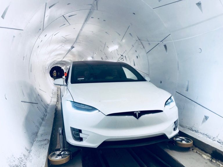 Перший тунель Tesla для електромобілів від Елона Маска