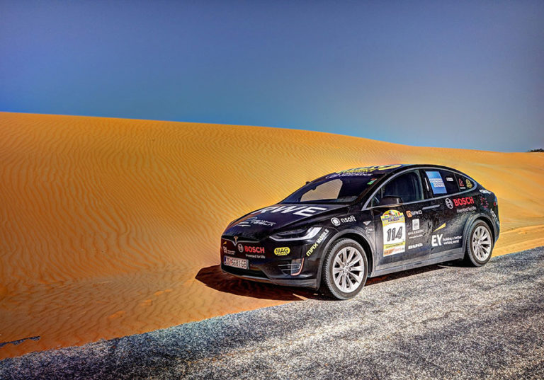 Tesla Model X перетнула пустелю Сахара