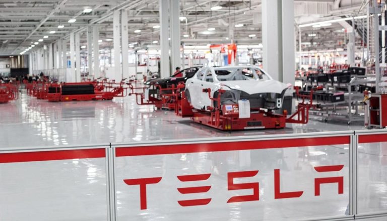 Tesla будує три додаткові великі фабрики