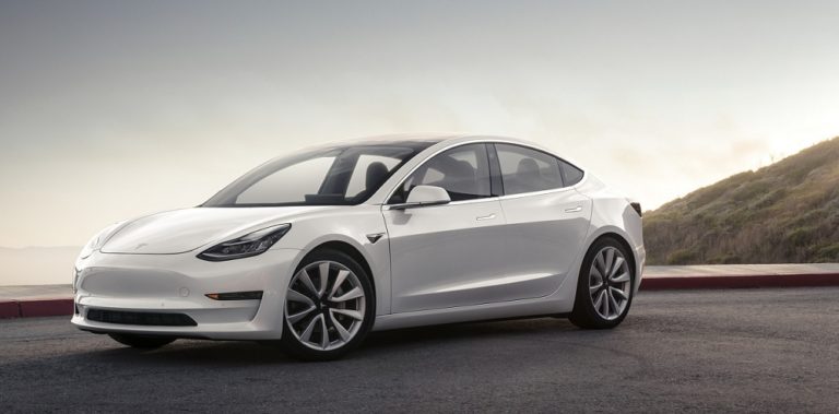Офіційно почались поставки Tesla Model 3
