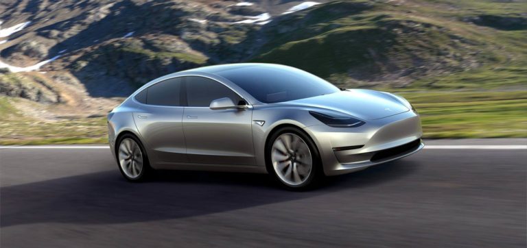 Tesla Model 3 вже розпродалася на рік вперед