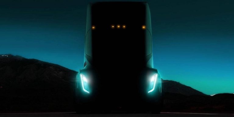 Дебют електромобіля Tesla Semi перенесено на наступний місяць