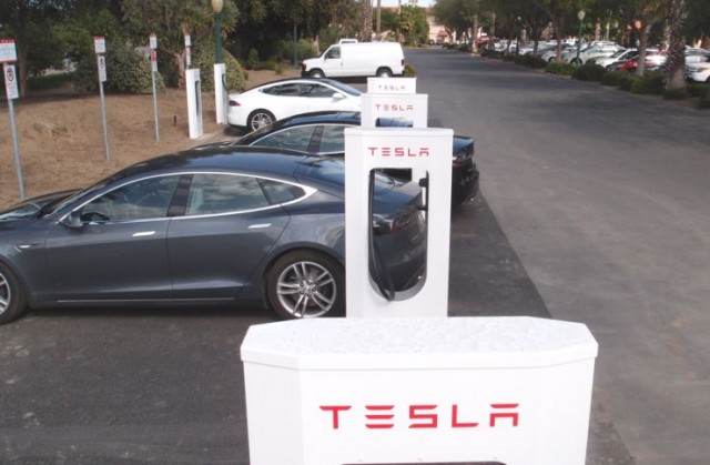 Зміни щодо плати за користування мережею зарядок Tesla Supercharger