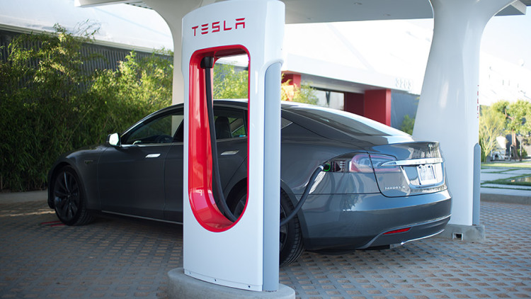 Компанія Tesla визначилася з вартістю зарядки на Tesla Supercharger