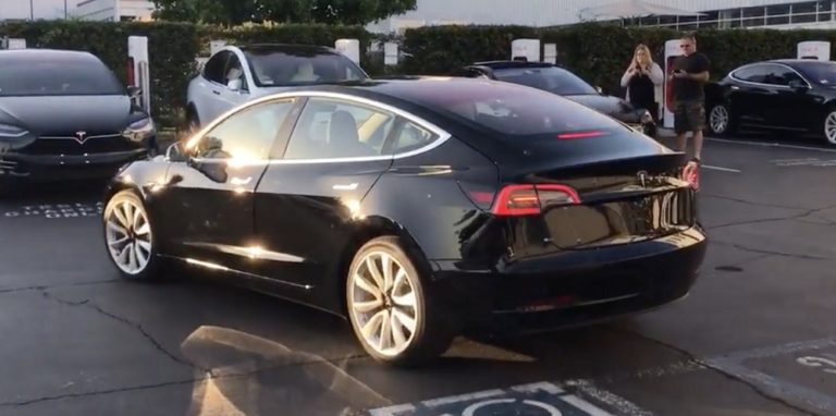 Перше відео офіційного електромобіля Tesla Model 3