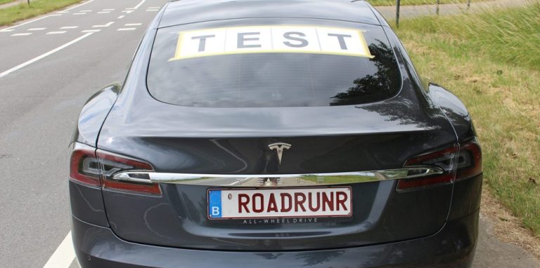 Tesla Model S: 900 кілометрів на одному заряді