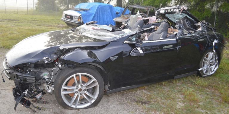 Tesla визнали часткову провину автопілота в аварії із трагічним фіналом