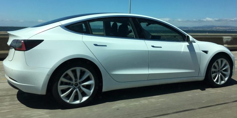 Тестування Tesla Model 3 на шосе