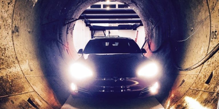 Елон Маск спустив електромобіль Tesla Model S у свій тунель