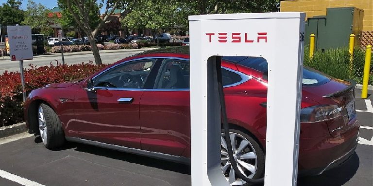 Tesla пояснили чому обмежили швидкість зарядки акумуляторів