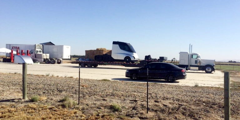 З’явились фото електровантажівки Tesla Semi