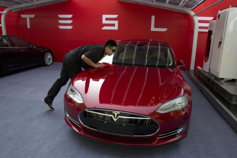90% електромобілів Tesla мають заводський брак
