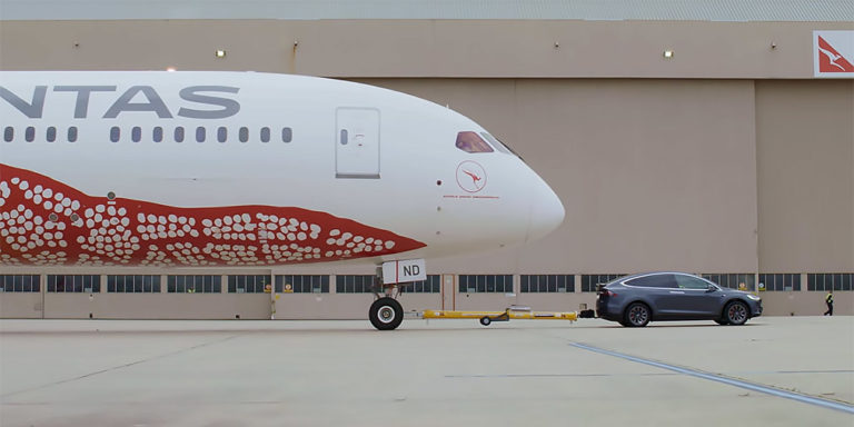 Відео: кросовер Tesla буксирує 126-тонний авіалайнер