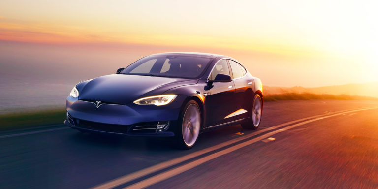 Tesla назвала винуватця в найбільшому відкликанні електромобілів
