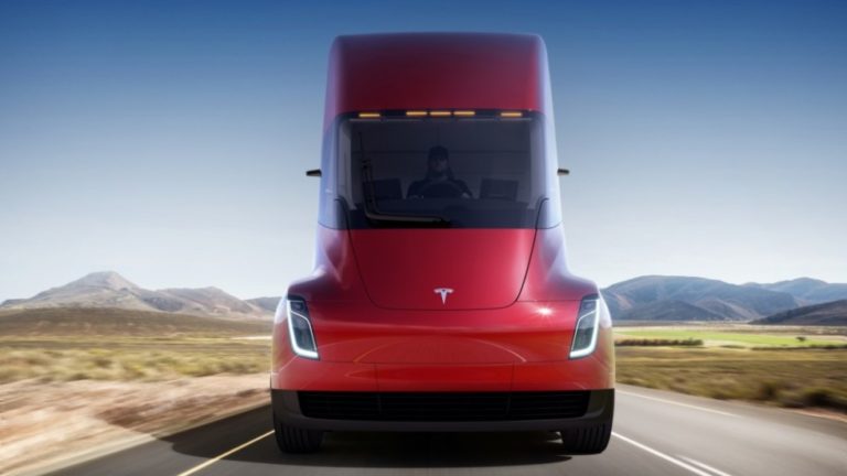Tesla назвала ціну на електричну вантажівку Semi