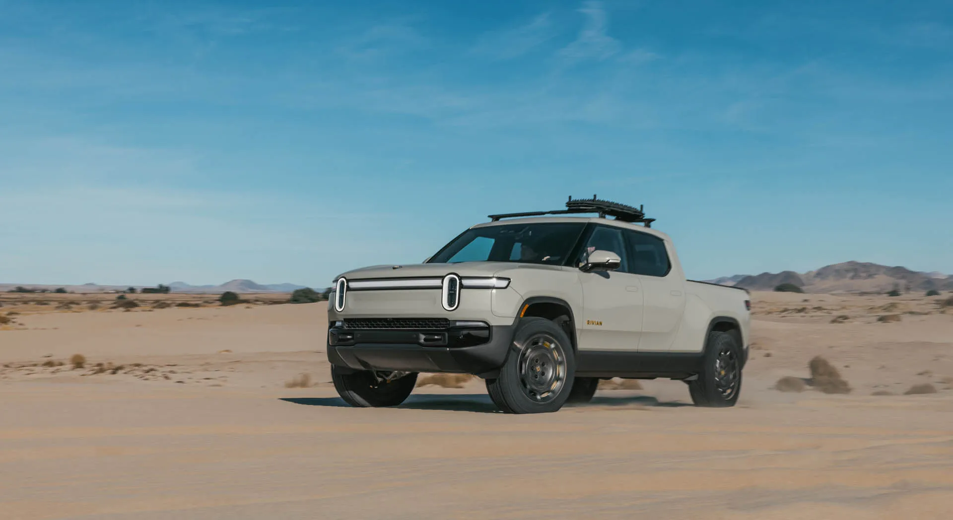 Обмежені версії електричного позашляховика Rivian R1S та електропікапа R1T вражають дизайном, натхненим пустелею, та акцентом на аксесуарах для позашляхових пригод. Відкрийте для себе пустельний стиль Rivian R1S та R1T!