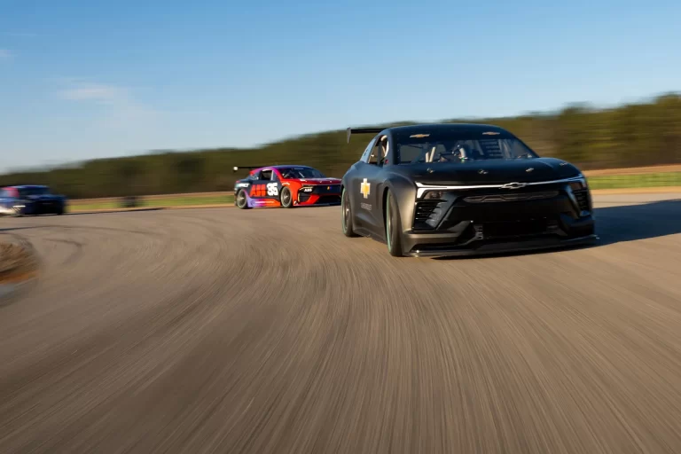 Chevrolet Blazer EV.R дає уявлення про майбутнє, а Blazer EV SS 2025 року відкриває сезон NASCAR. Швидкий перехід до електричного майбутнього у NASCAR!