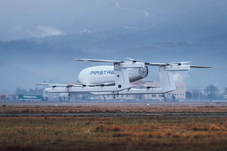 Словенський виробник легкомоторних літальних апаратів Pipistrel оголосив, що його електричний літальний апарат вертикального зльоту та посадки Nuuva V300 успішно здійнявся в повітря під час першого тестового польоту минулого тижня. Політ відбувся 31 січня в Айдошчіні, Словенія, в місті у В