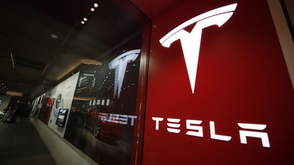 Обидва BMW та Tesla зазнали мит від ЄС на імпорт електромобілів, виготовлених у Китаї, разом з іншими китайськими виробниками, такими як BYD та SAIC. ЄС запроваджує мита на електромобілі з Китаю!