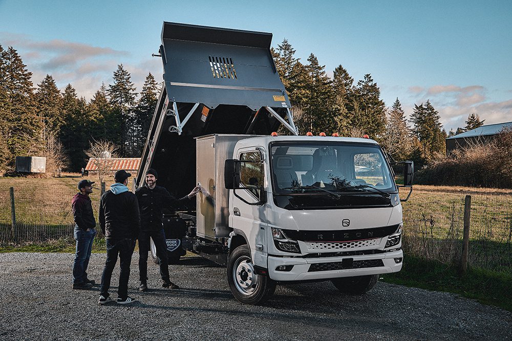 RIZON, електричний бренд вантажівок компанії Daimler Truck в Північній Америці, який запустився в Канаді в 2024 році, нещодавно здійснив свою першу доставку в цій країні до компанії Villamar Construction у Вікторії, Британська Колумбія. Самоскид буде використовуватися в різних будівельних проектах компанії. У найб