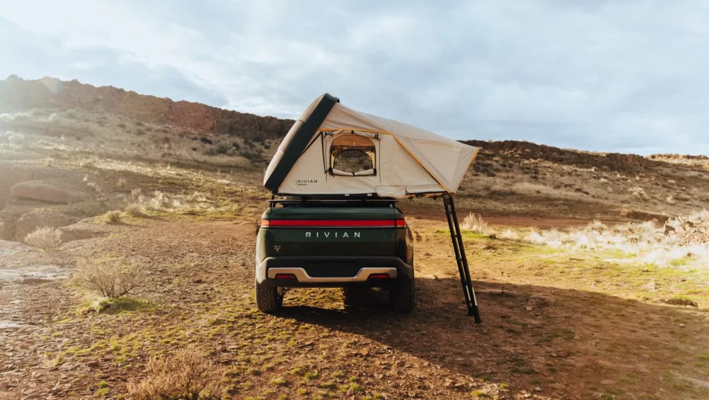 Rivian офіційно представила новий намет, який можна встановити на автомобіль, від iKamper. Незвичайне поєднання: намет Rivian для автомобіля!