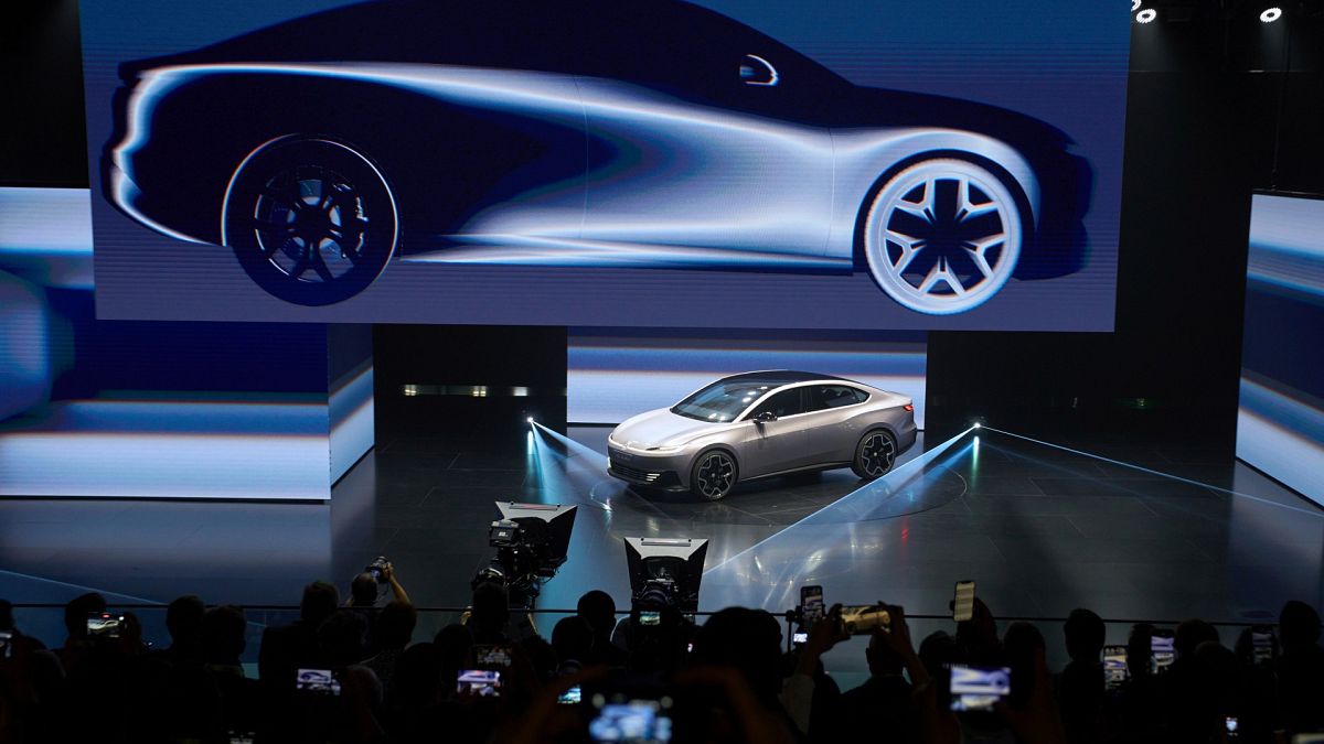 Глобальні автомобільні компанії, такі як BMW, Volkswagen та General Motors, намагаються зберегти свою частку ринку в Китаї, оскільки мита та зростаюча китайська конкуренція загрожують продажам. Автовиробники борються за виживання на китайському ринку.