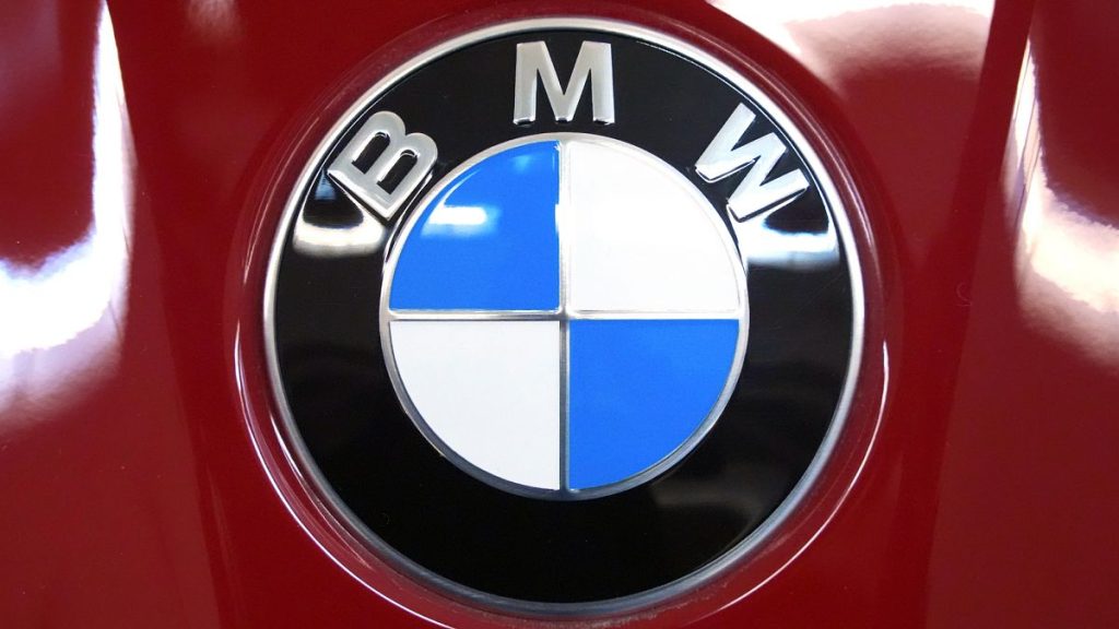 Німецький автомобільний виробник оголосив про глобальне зниження продажів на 1,4%, яке викликане слабким попитом у Китаї, в той час як тарифи на автомобілі від Трампа нависають на рік уперед. Зануртеся в непросту реальність автомобільного ринку!