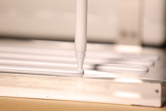 Parker розширює лінію CoolTherm новим клеєм TC-850 для батарей електромобілів