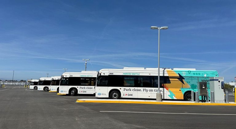Оклендський аеропорт впроваджує перші електричні автобуси у паркуванні трансферних автобусів