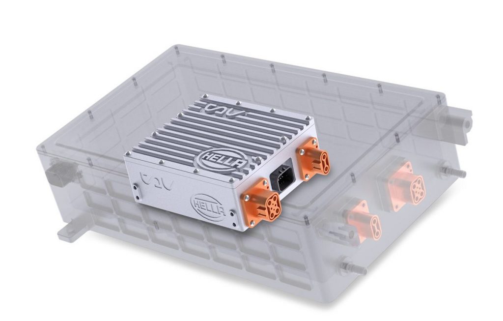 FORVIA HELLA та Tau Motors презентують високоефективний акумуляторний зарядний пристрій для електромобілів