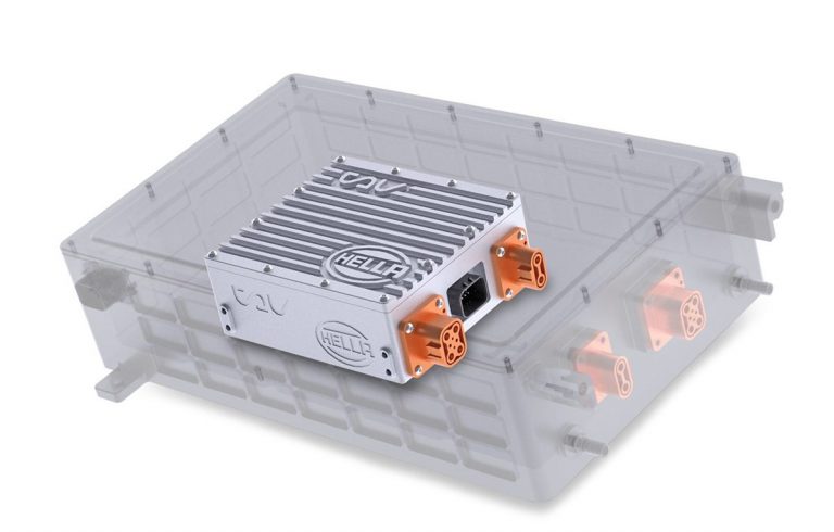 FORVIA HELLA та Tau Motors презентують високоефективний акумуляторний зарядний пристрій для електромобілів