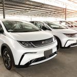 Росіяни масово купують китайські електромобілі через нестачу пального внаслідок атак України